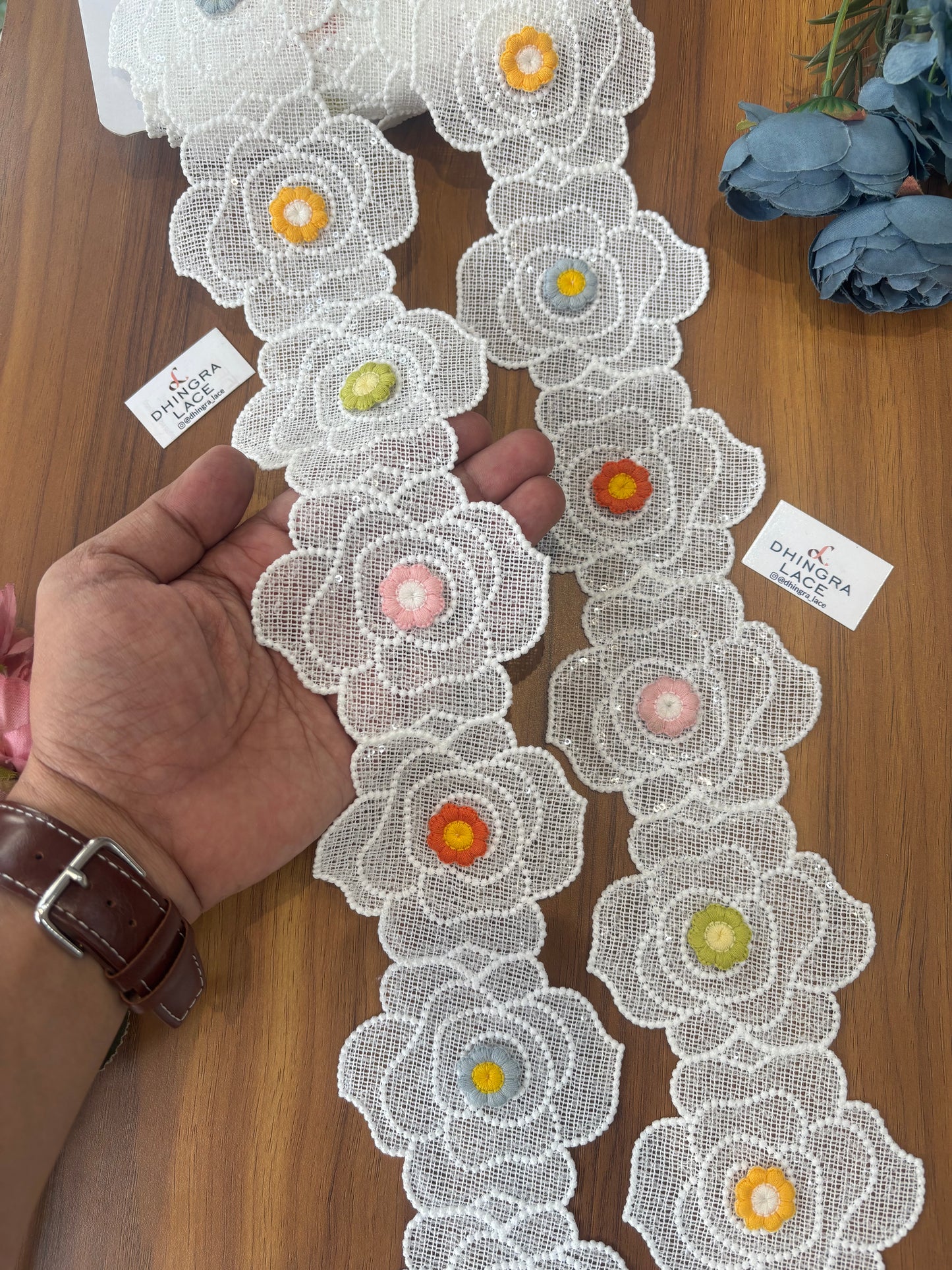 Beautiful Guipure Flower Lace White Medium (14 Flowers In 1 Meter) 310326
