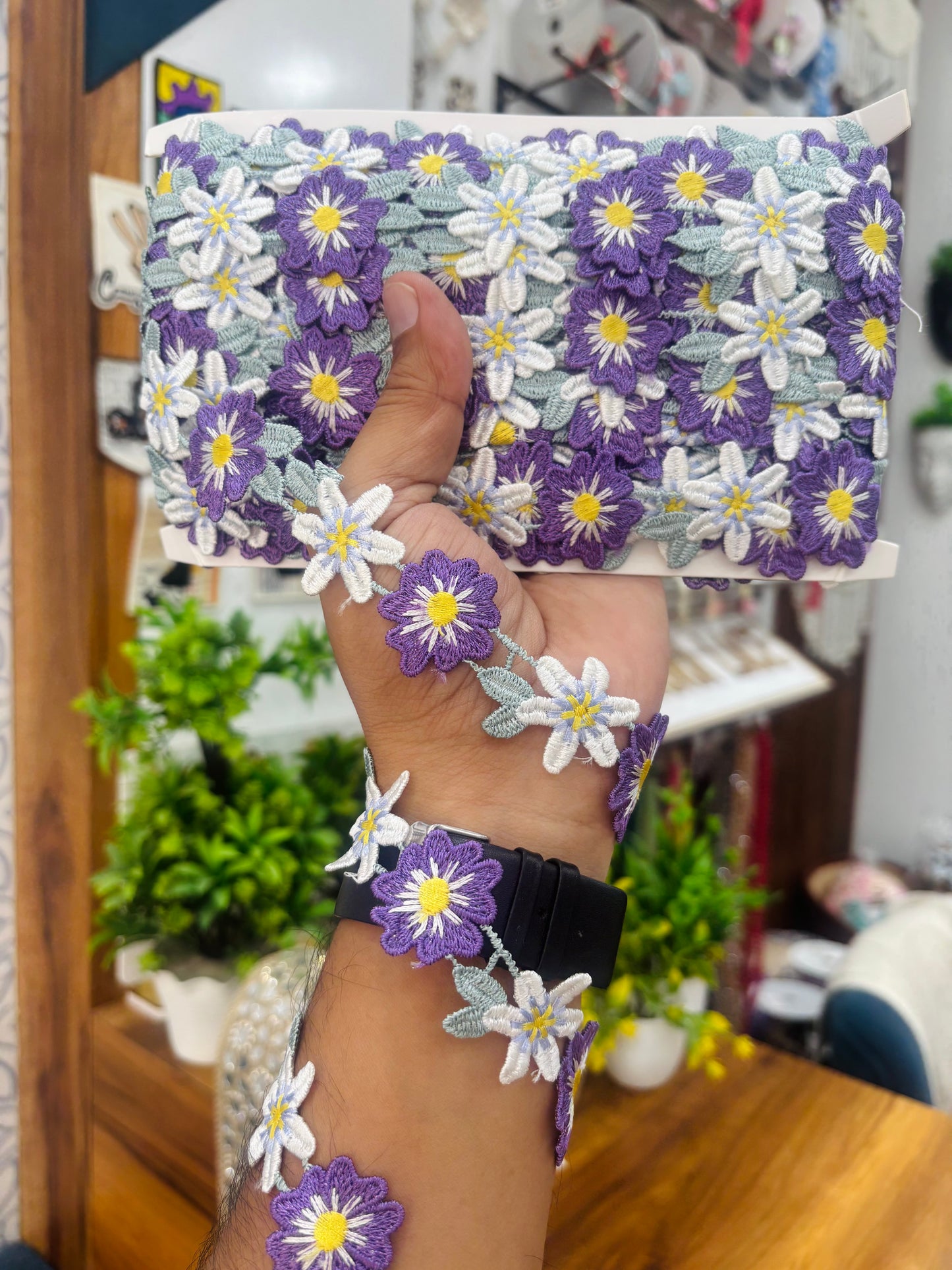 Beautiful Guipure Flower Lace (1 Meter) 240626