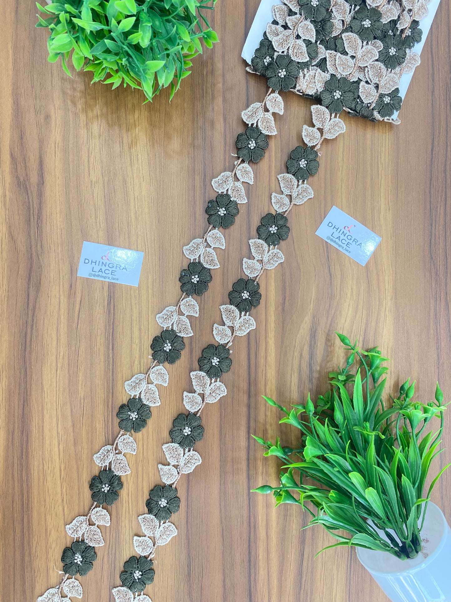 Beautiful Guipure Flower Lace (1 Meter) 080626