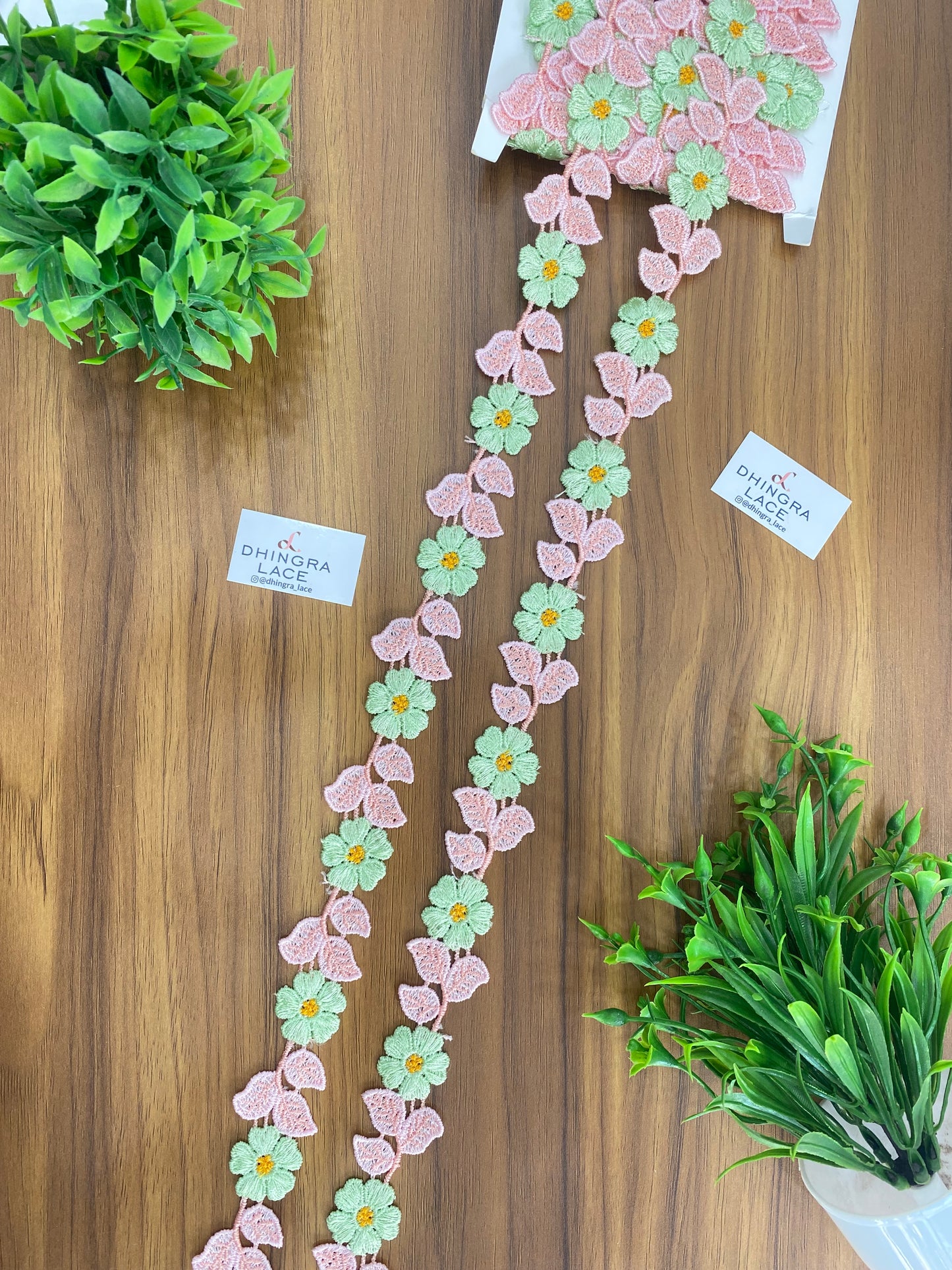 Beautiful Guipure Flower Lace (1 Meter) 080626