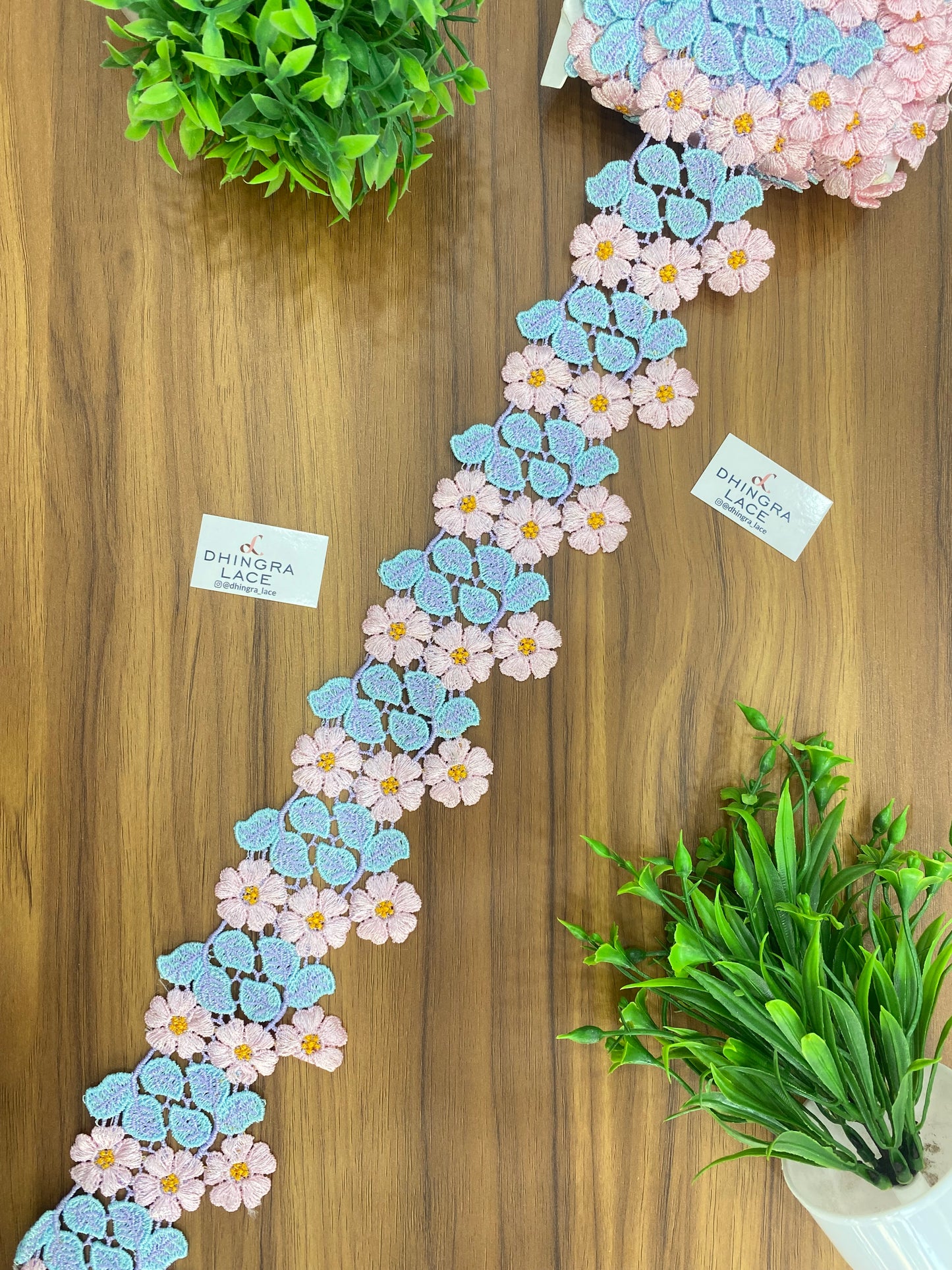 Beautiful Guipure Flower Lace (1 Meter) 080626